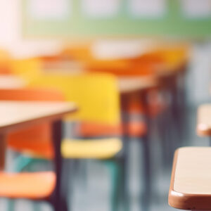 Geordnete Lernatmosphäre mit farbigen Schulstühlen und Tischen - Classroom Management Fortbildung für Pädagogen Lebenshilfe Alfeld