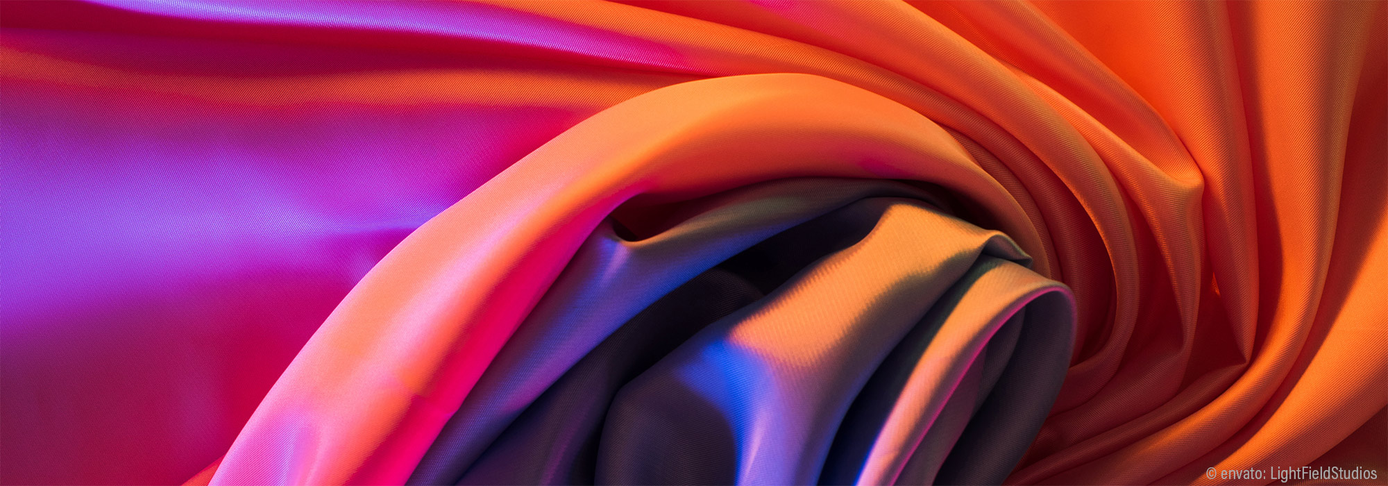 Mehrfarbige weiche Stofflagen in Pink Orange Violett und Blau wellen sich ineinander - Heilpädagogischer Workshop Lass uns auf Tuchfühlung gehen Lebenshilfe Alfeld