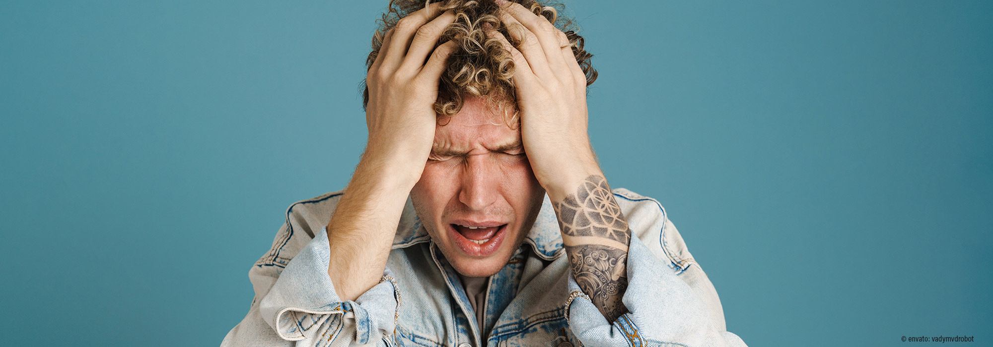 Mensch in emotional belastender Situation fasst sich an den Kopf - Fachmodul - Autismus, Angst, Depression - kein Tabu - Lebenshilfe Alfeld