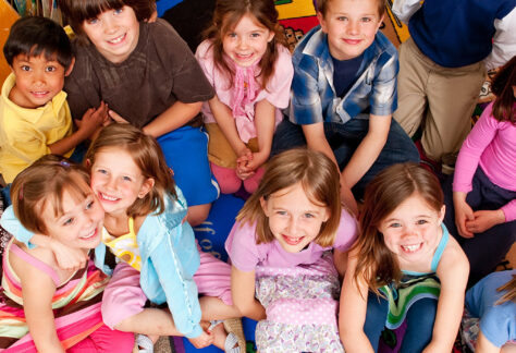 Diverse Kindergruppe im Kreis auf buntem Lernteppich fotografiert - Basisfortbildung Autismus im Kindergartenalltag Lebenshilfe Alfeld