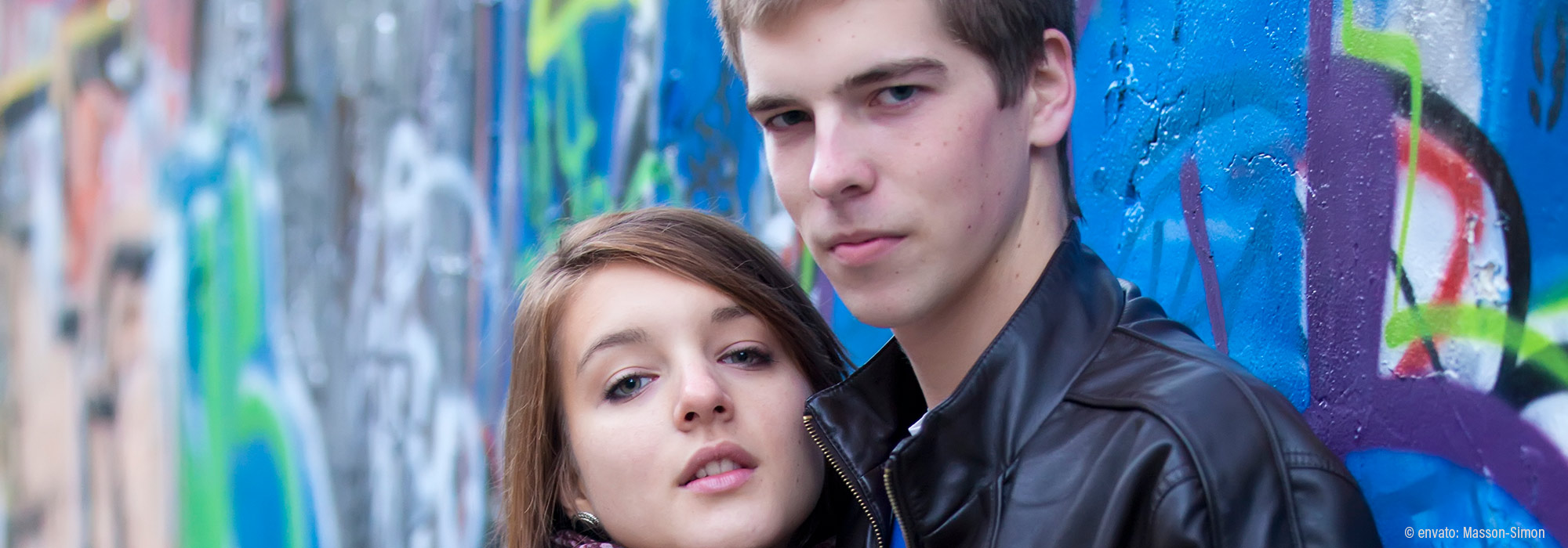 Zwei junge Erwachsene vor bunter Graffiti-Wand - Basisveranstaltung Autismus & Erwachsenwerden – praktische Hilfen Lebenshilfe Alfeld