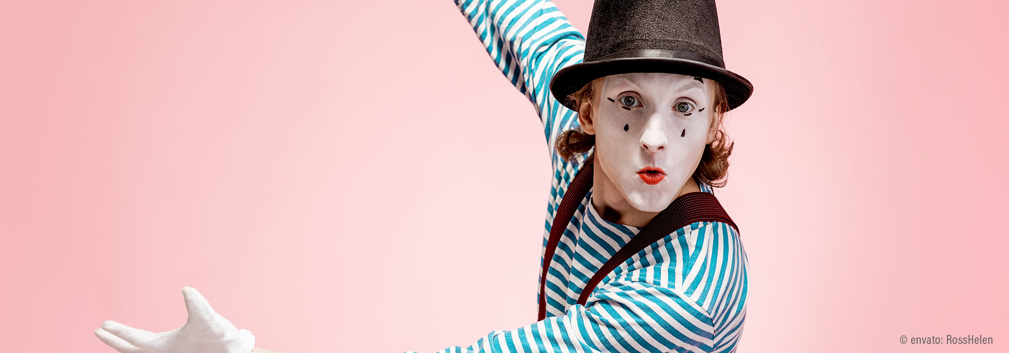 Pantomime mit weißer Maske spielt nonverbale Kommunikation - Heilpädagogischer Workshop lass uns Sprache spielen Lebenshilfe Alfeld