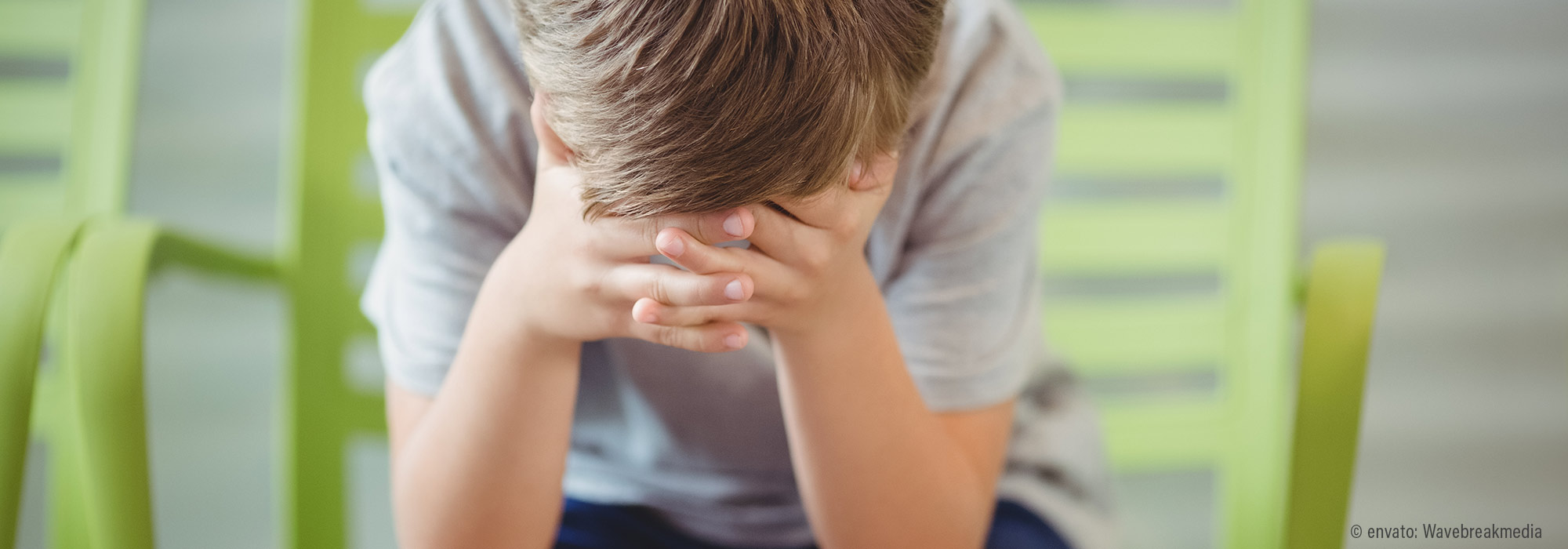 Kind in Überlastungssituation verbirgt Gesicht in Händen - Fachmodul Meltdown Overload herausforderndes Verhalten Wege aus Krise Autismus Lebenshilfe