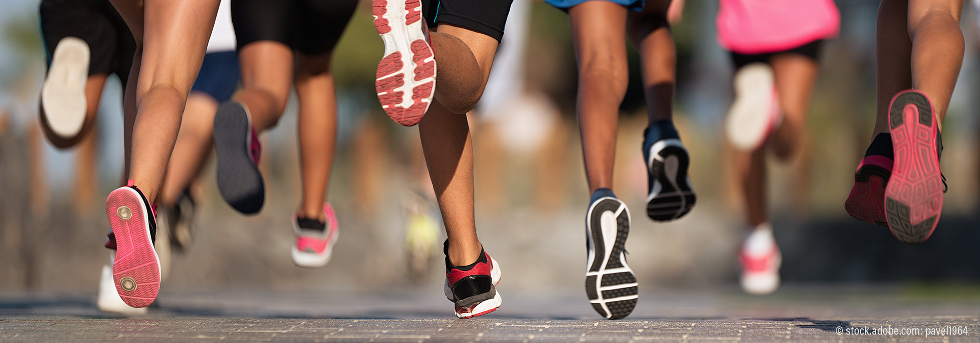 Läufer verschiedener Menschen in Bewegung mit farbigen Sportschuhen - Fachmodul Autismus und Sport Lösungen bieten durch Bewegung und Beziehung