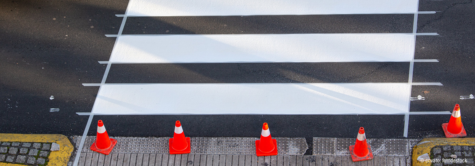 Zebrastreifen im Umbau mit Verkehrshütchen aus Vogelperspektive - Netzwerk Crossover Impuls zur professionellen Gestaltung von Übergängen