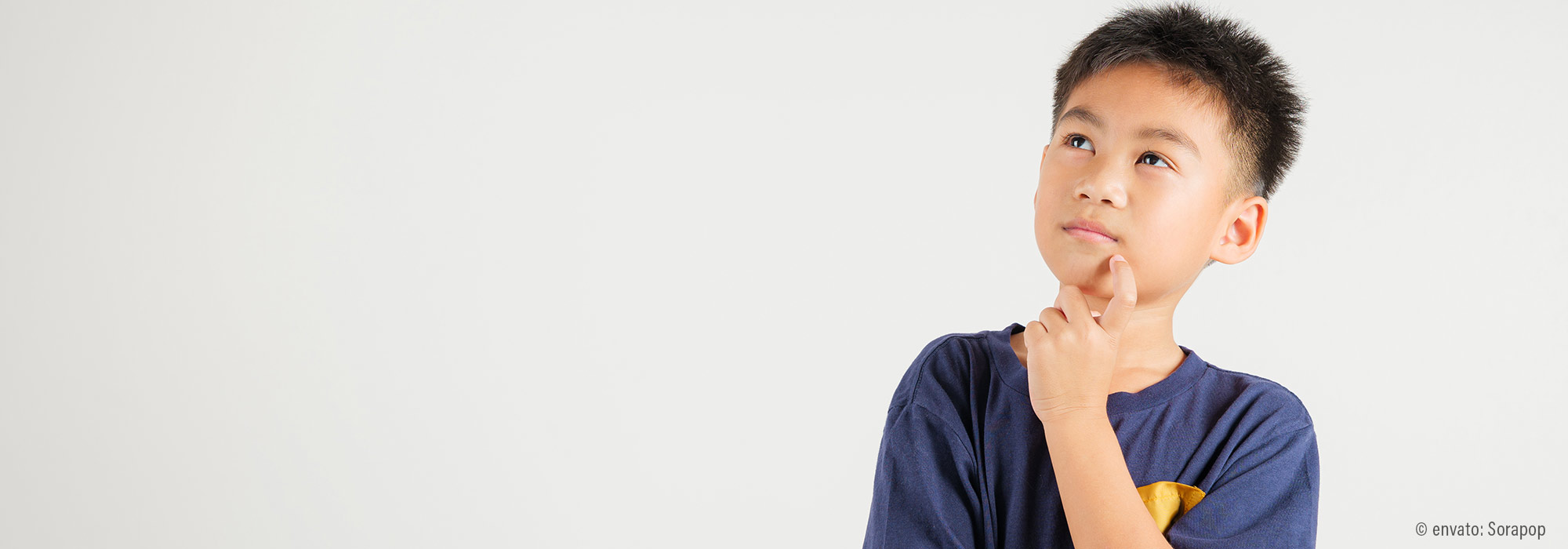 Nachdenklicher Junge schaut wartend nach oben - Impulsvortrag Warte doch mal manches braucht Zeit Lebenshilfe Alfeld