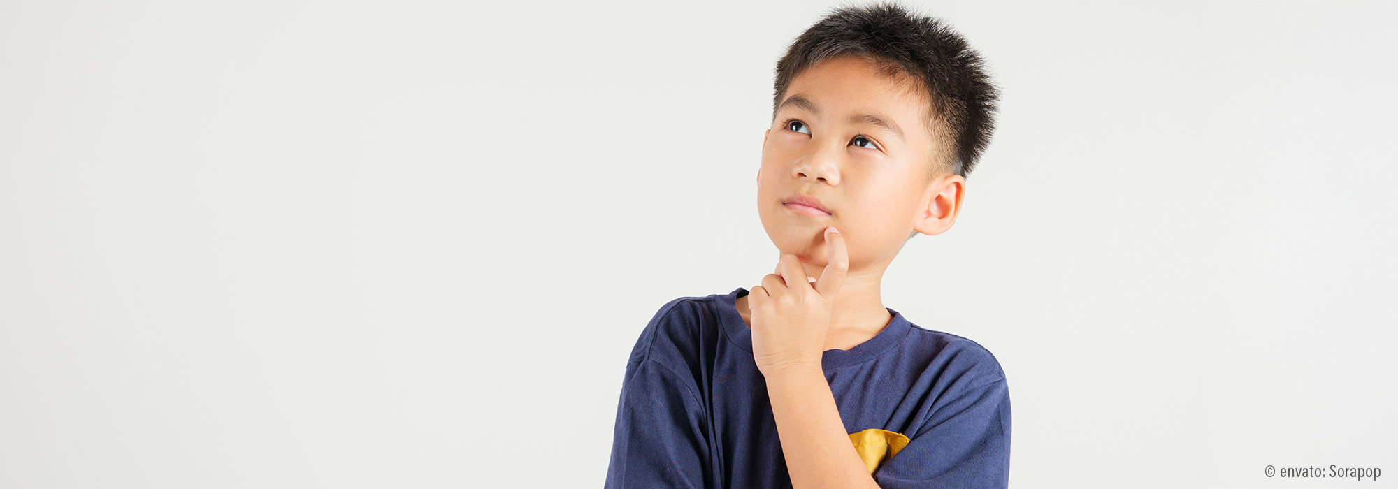 Nachdenklicher Junge schaut wartend nach oben - Impulsvortrag Warte doch mal manches braucht Zeit Lebenshilfe Alfeld