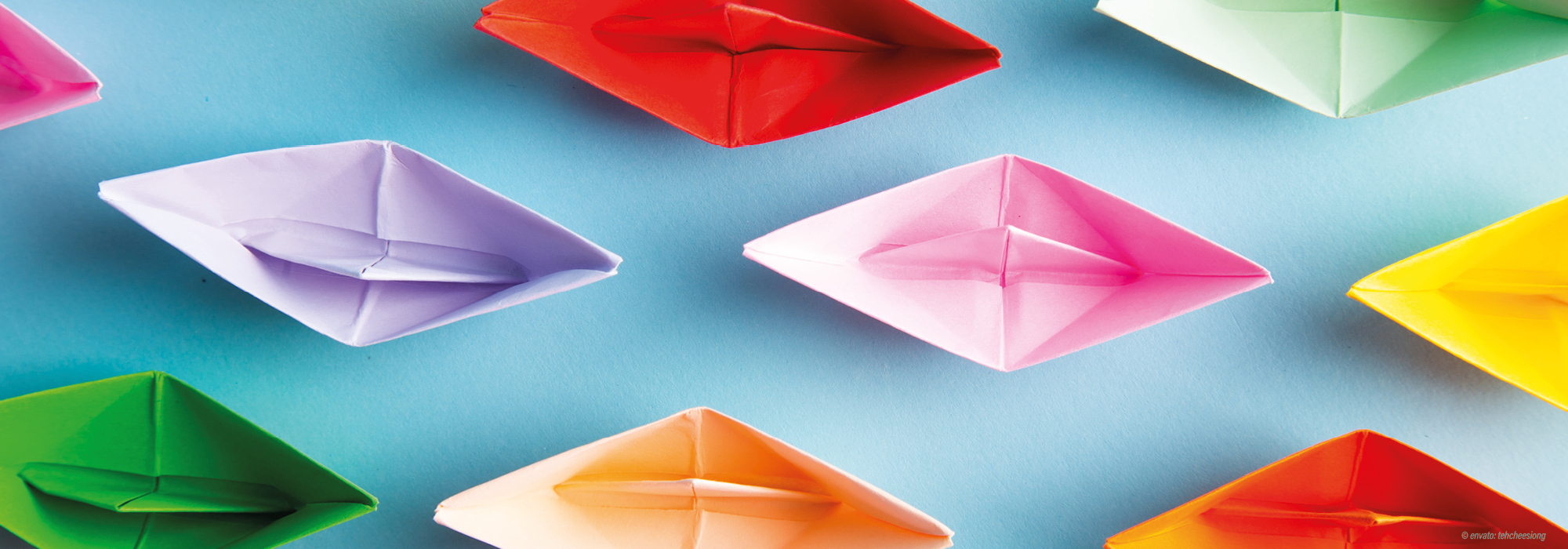 Vielfältige Wege zur Inklusion symbolisiert durch bunte Papierboote - Fortbildungsreihe der Mobilen Inklusionsberatung Lebenshilfe Alfeld